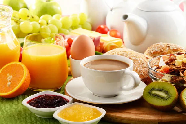 Petit déjeuner servi avec café, jus de fruits, œufs et petits pains — Photo