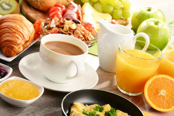 早餐有咖啡、 果汁、 鸡蛋和卷 — 图库照片