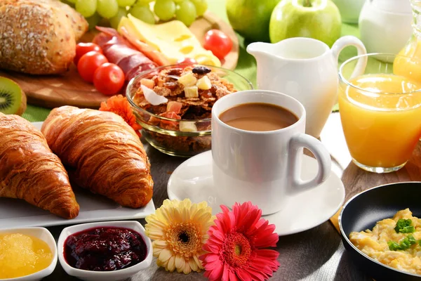 Frukost med kaffe, juice, ägg och rullar — Stockfoto