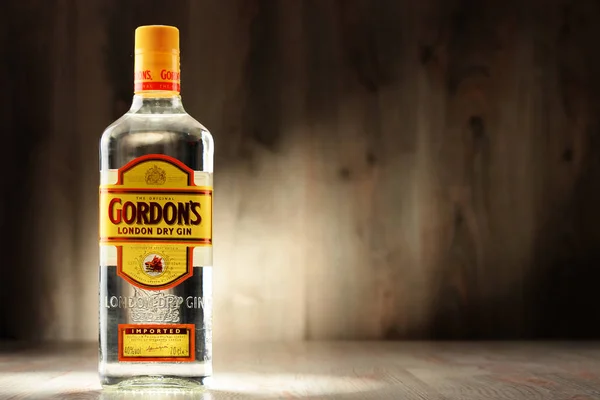 Бутылка лондонского сухого джина Гордона — стоковое фото