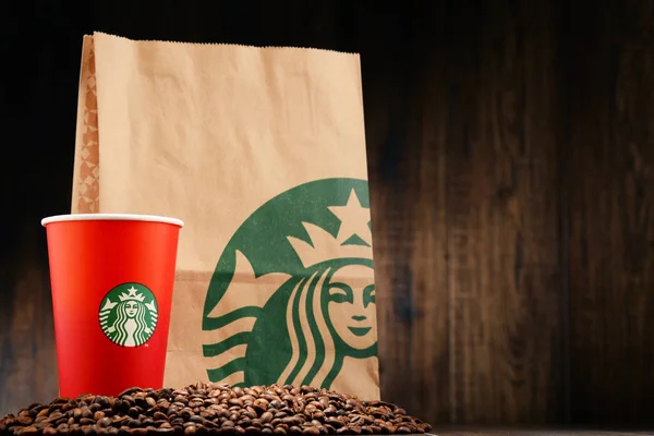 Композиция с чашкой кофе Starbucks — стоковое фото