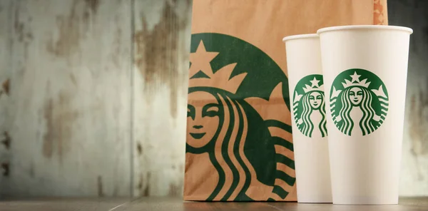 Σύνθεση με φλιτζάνι Starbucks καφέ — Φωτογραφία Αρχείου