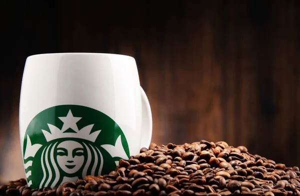 Композиция с чашкой кофе Starbucks — стоковое фото