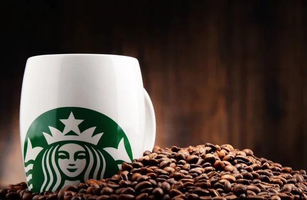 Σύνθεση με φλιτζάνι Starbucks καφέ — Φωτογραφία Αρχείου