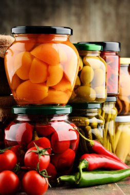 Çeşitli sebze turşulu kavanozlar..