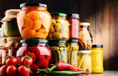 Çeşitli sebze turşulu kavanozlar..