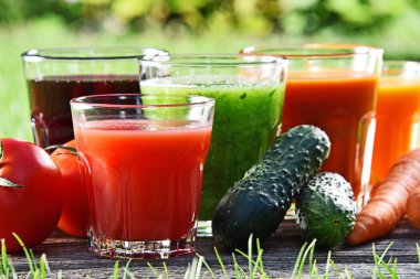 Gözlük ile taze organik bahçe suyu Detoks
