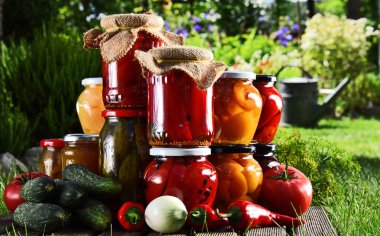 Kavanoz turşu sebze ve meyve bahçesinde