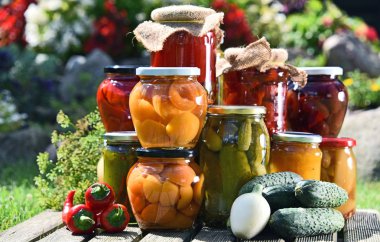 Kavanoz turşu sebze ve meyve bahçesinde