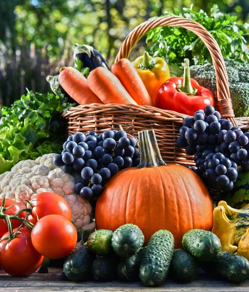 Varietà di frutta e verdura fresca biologica in giardino — Foto Stock