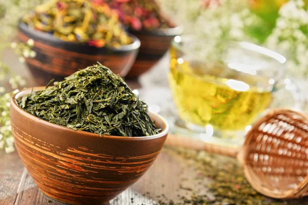 Composition with cup of tea and bowls of tea leaves — Stock Photo, Image