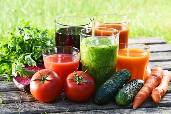 Glasses with fresh organic detox juices in the garden — Stock Photo, Image