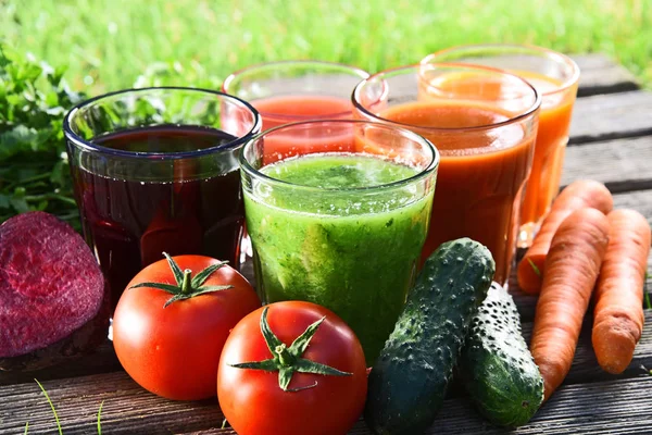 Gözlük ile taze organik bahçe suyu Detoks