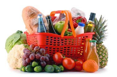 Plastik alışveriş sepetine çeşitli bakkal ürünleri ile