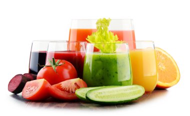 Taze organik sebze ve meyve suları ile gözlük