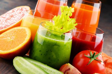 Taze organik sebze ve meyve suları ile gözlük