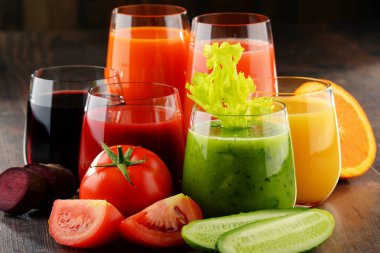 Taze organik sebze ve meyve suları ile gözlük