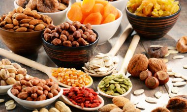 Çeşit çeşit meyveler ve fındıklar vardır.