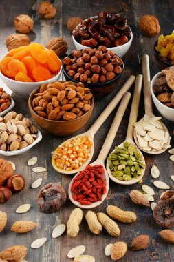 Çeşit çeşit meyveler ve fındıklar vardır.