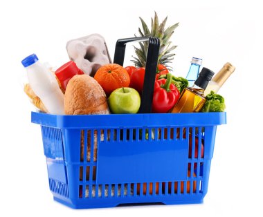 Plastik alışveriş sepetine çeşitli bakkal ürünleri ile