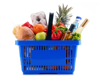 Plastik alışveriş sepetine çeşitli bakkal ürünleri ile