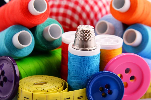 Samenstelling met kleermaker threads en knoppen — Stockfoto