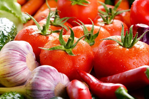 Samenstelling met verschillende soorten verse biologische groenten en fruit — Stockfoto