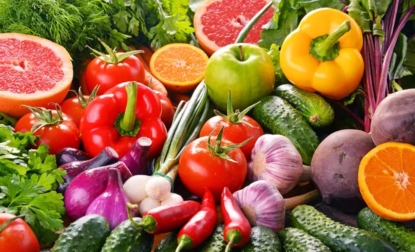 Composición con variedad de verduras y frutas orgánicas frescas —  Fotos de Stock