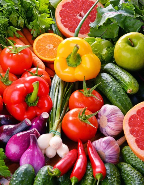 Composition with variety of fresh organic vegetables and fruits — Stock Photo, Image
