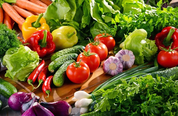 Skład z różnych świeżych warzyw organicznych i owoców — Zdjęcie stockowe
