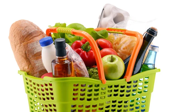 Cesta de compras de plástico com produtos de mercearia variados — Fotografia de Stock
