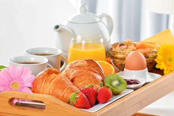 Bandeja de desayuno en la cama en la habitación del hotel —  Fotos de Stock