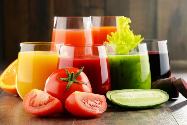 Verres aux jus de fruits et légumes frais biologiques — Photo