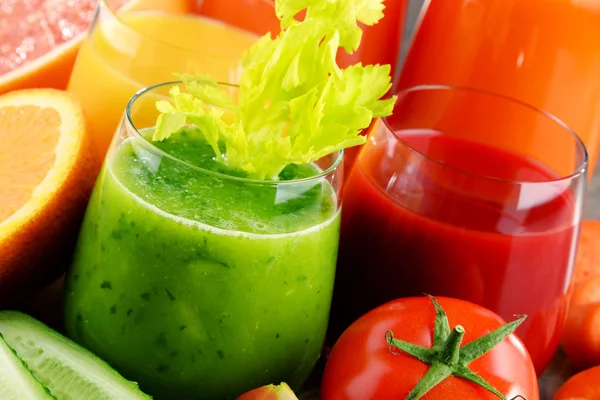 Glazen met verse organische fruit en vruchtensappen — Stockfoto