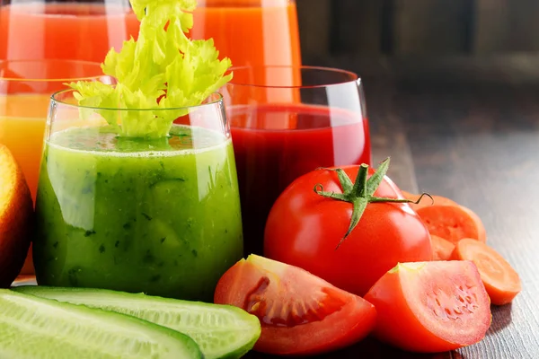 Vasos con jugos orgánicos frescos de frutas y verduras —  Fotos de Stock