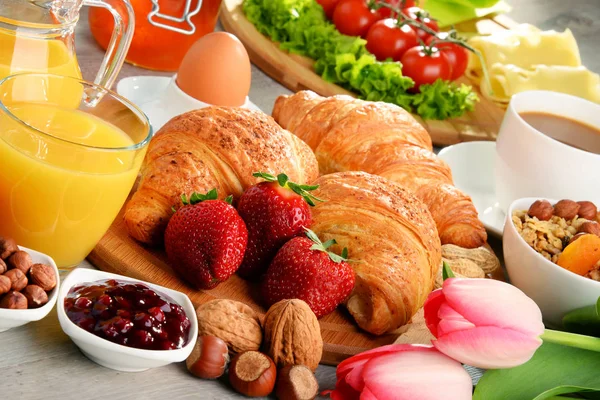 Desayuno compuesto por croissants, café, frutas, zumo de naranja —  Fotos de Stock