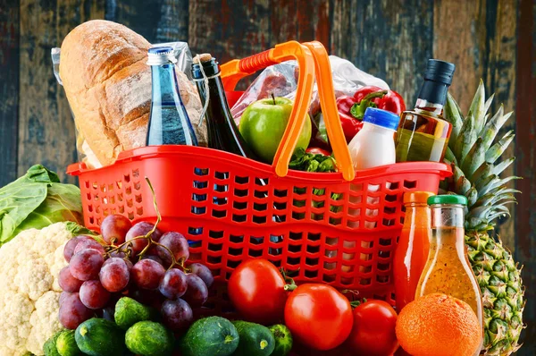 Panier en plastique avec assortiment de produits d'épicerie — Photo