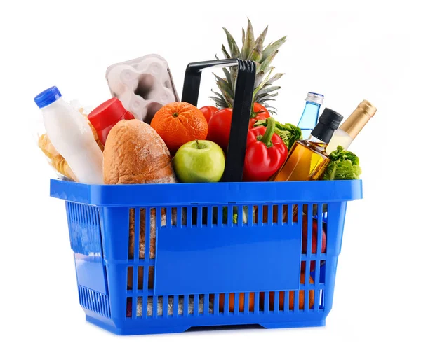 Cesta de compras de plástico con una variedad de productos de comestibles — Foto de Stock