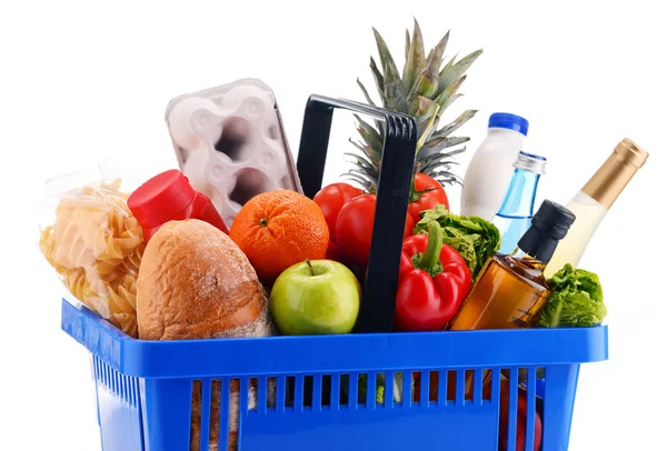 Plastový nákupní košík s potravinami různé produkty — Stock fotografie
