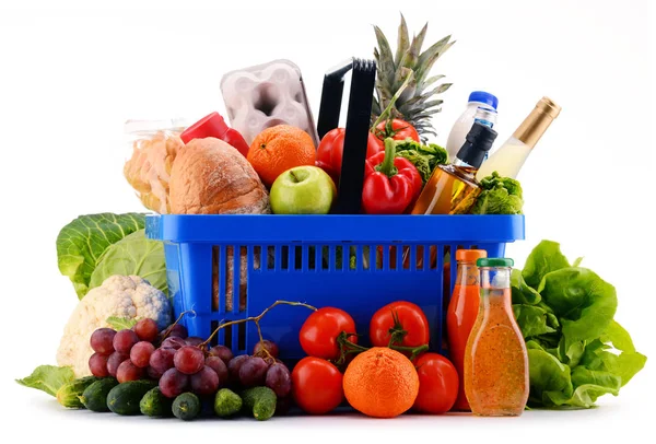 Plastic shopping basket with assorted grocery products — Stock Photo, Image