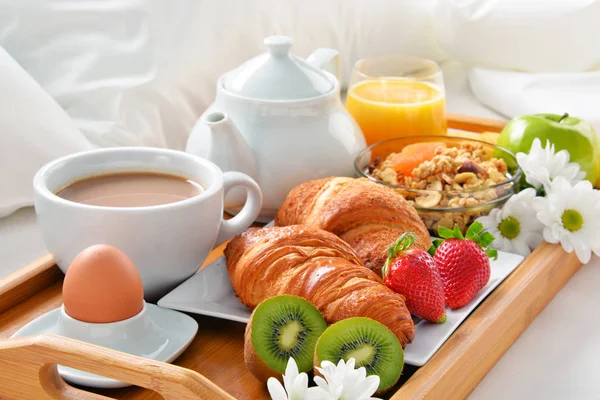 Bandeja de pequeno-almoço na cama no quarto do hotel — Fotografia de Stock