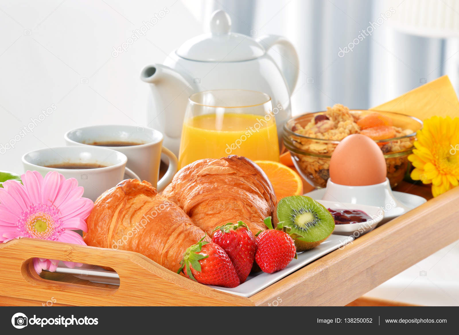 Plateau De Petit Déjeuner Dans Le Lit Dans La Chambre D'hôtel Image stock -  Image du muesli, couples: 69708843