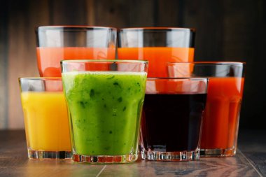 Taze organik sebze ve meyve suları ile gözlük