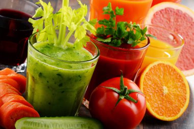 Taze organik sebze ve meyve suları ile gözlük