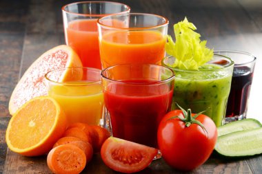 Taze organik sebze ve meyve suları ile gözlük