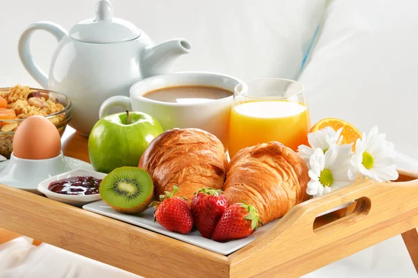 Bandeja de desayuno en la cama en la habitación del hotel — Foto de Stock