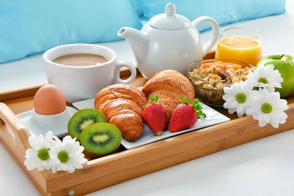 Bandeja de desayuno en la cama en la habitación del hotel —  Fotos de Stock