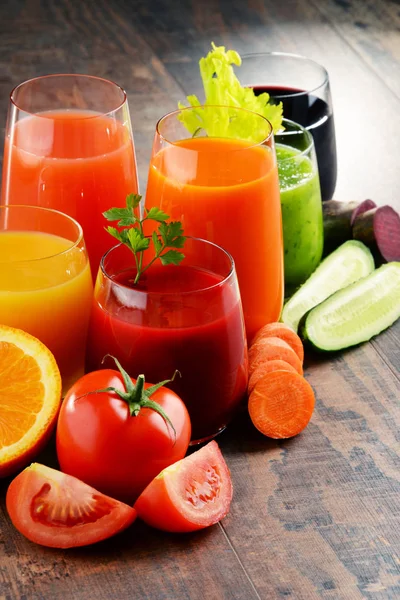 Очки со свежими органическими овощными и фруктовыми соками — стоковое фото