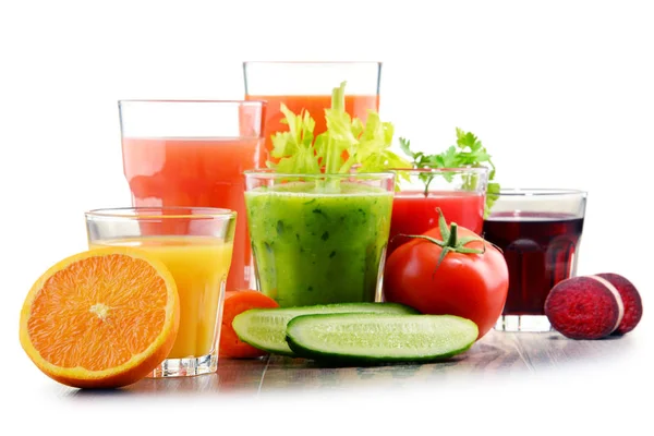 Vasos con jugos orgánicos frescos de frutas y verduras — Foto de Stock