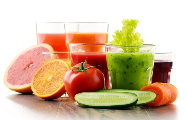 Glasses with fresh organic vegetable and fruit juices — Stock Photo, Image